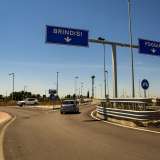 Da qui imbocchiamo strada Santa Caterina e dirigendoci in direzione sud superiamo il cavalcavia che sovrasta la statale 16 